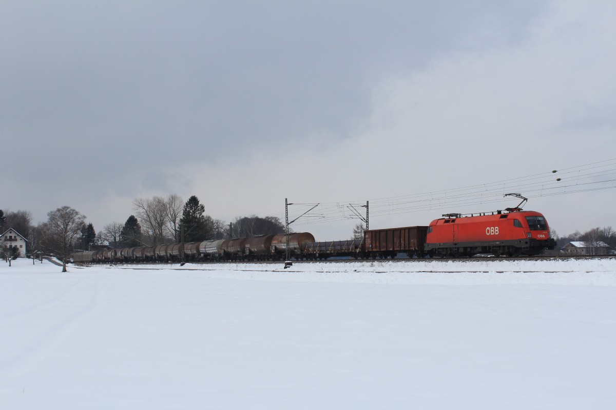 1116 146-2 war am 16. Februar 2013 mit einem gemischten Gterzug bei bersee in Richtung Salzburg unterwegs.