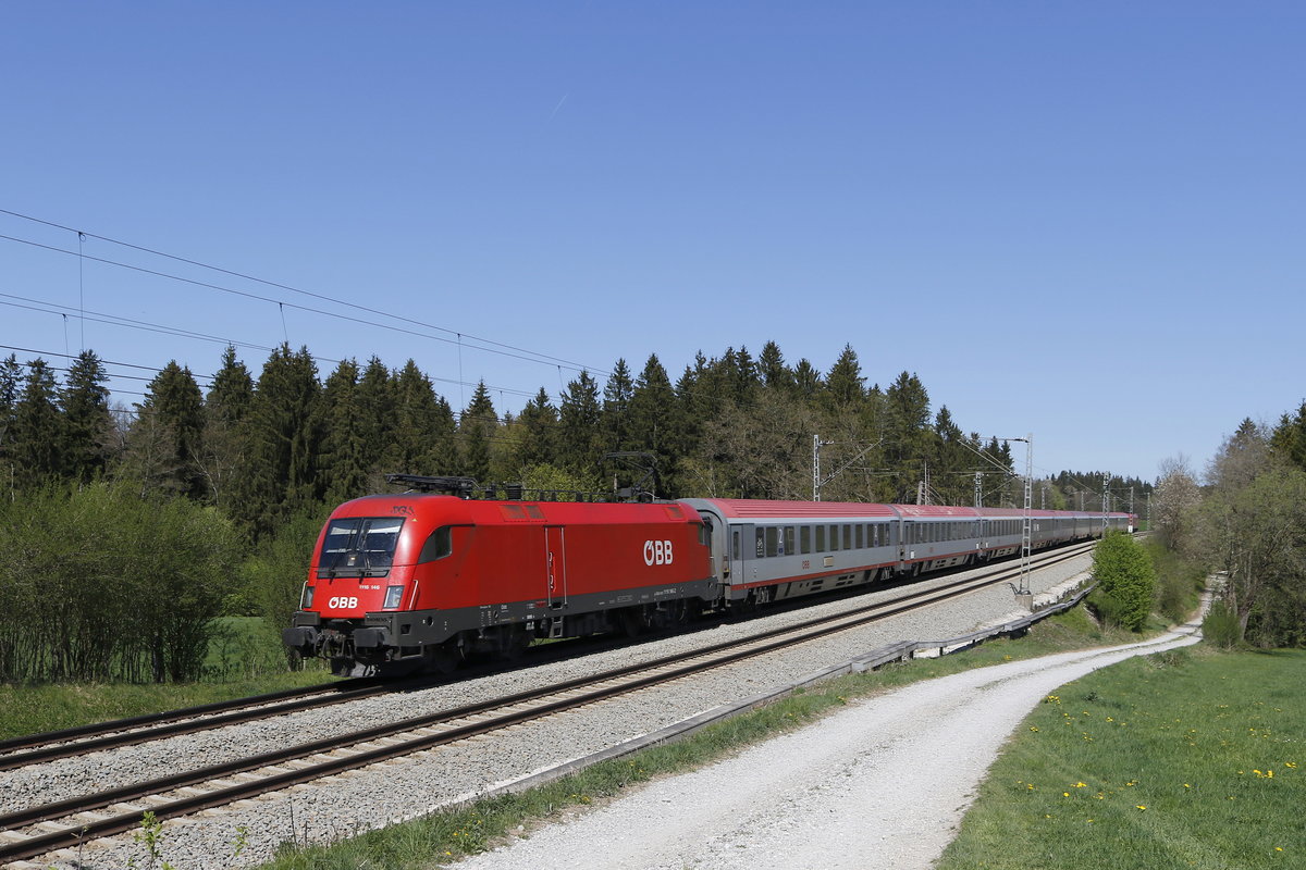 1116 146 war am 21. April 2019 mit einem EC bei Grabensttt in Richtung Mnchen unterwegs.