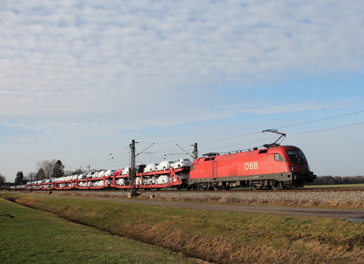1116 147-9 mit einem Autozug am 19. Dezember 2015 bei bersee am Chiemsee.
