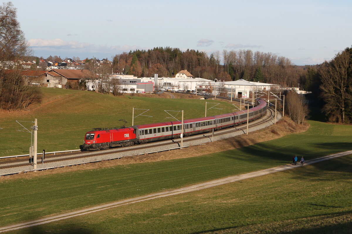 1116 148 mit einem  EC  aus Salzburg kommend am 30. Dezember 2023 bei Axdorf im Chiemgau.