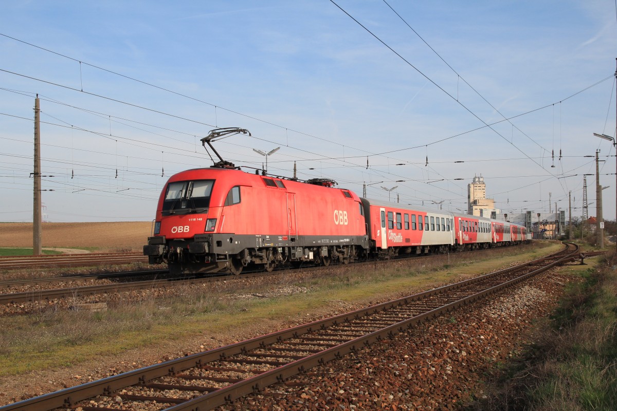 1116 149-6 bei der Ausfahrt aus dem Bahnhof von Gramatneusiedel am 21. Mrz 2014.