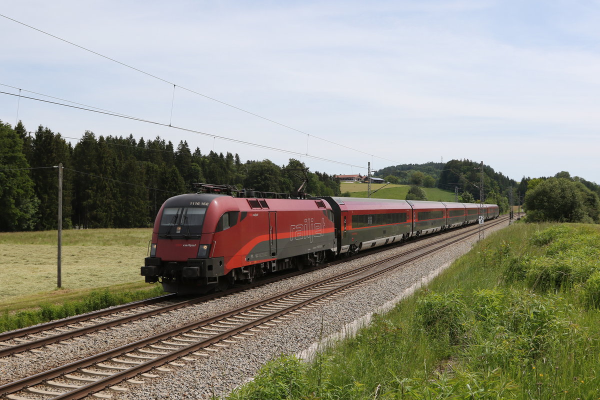 1116 152 aus Salzburg kommend am 3. Juni 2020 bei Grabensttt im Chiemgau.