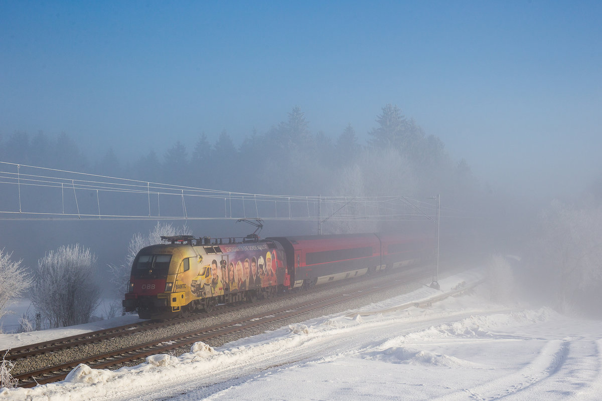 1116 153-8  AMTC  taucht am Morgen des 28. Januar 2017 aus dem Nebel auf. Aufgenommen bei Grabensttt.