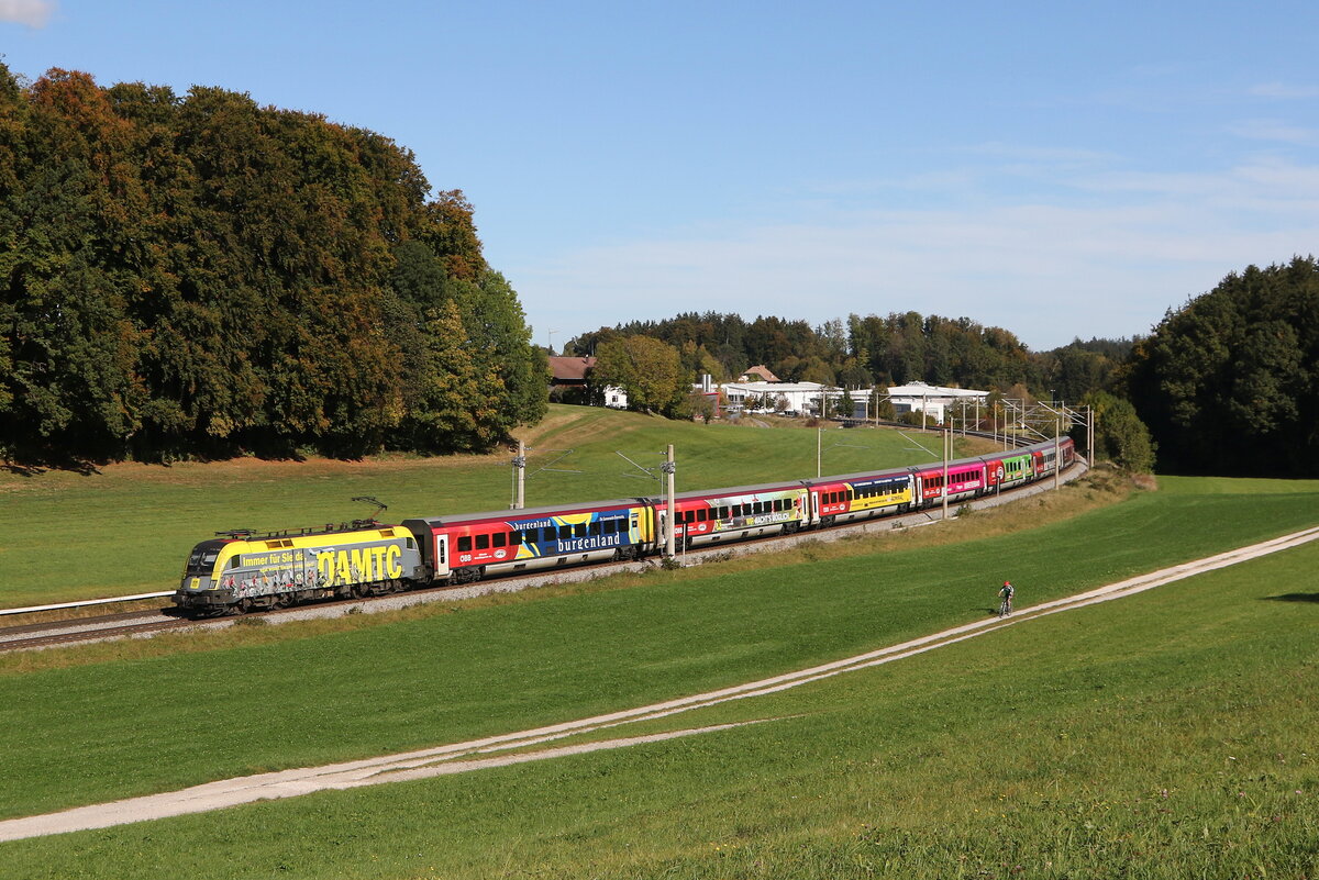1116 153  AMTC  war mit dem  FB-Railjet  am 21. Oktober 2023 bei Axdorf in Richtung Rosenheim unterwegs.