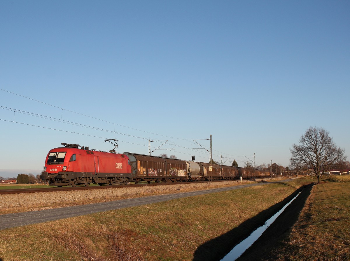 1116 157-9 mit einem gemischten Güterzug aus Salzburg kommend am 23. Dezember 2015 bei Übersee.