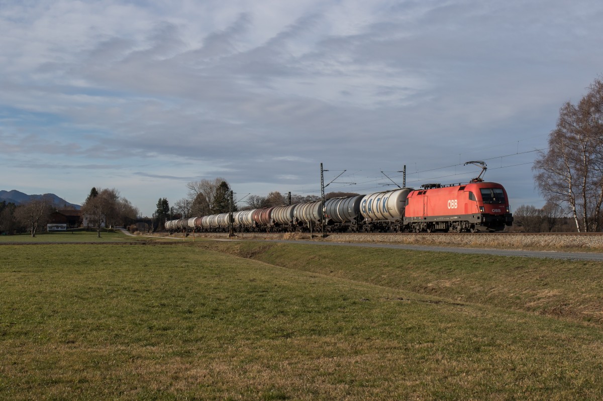 1116 157-9 mit einem Kesselwagenzug am 12. Dezember 2015 bei bersee.