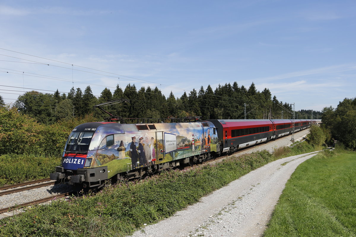 1116 157  Gemeinsam Sicher  schiebt am 9. September 2018 bei Grabensttt einen Railjet in Richtung Salzburg.