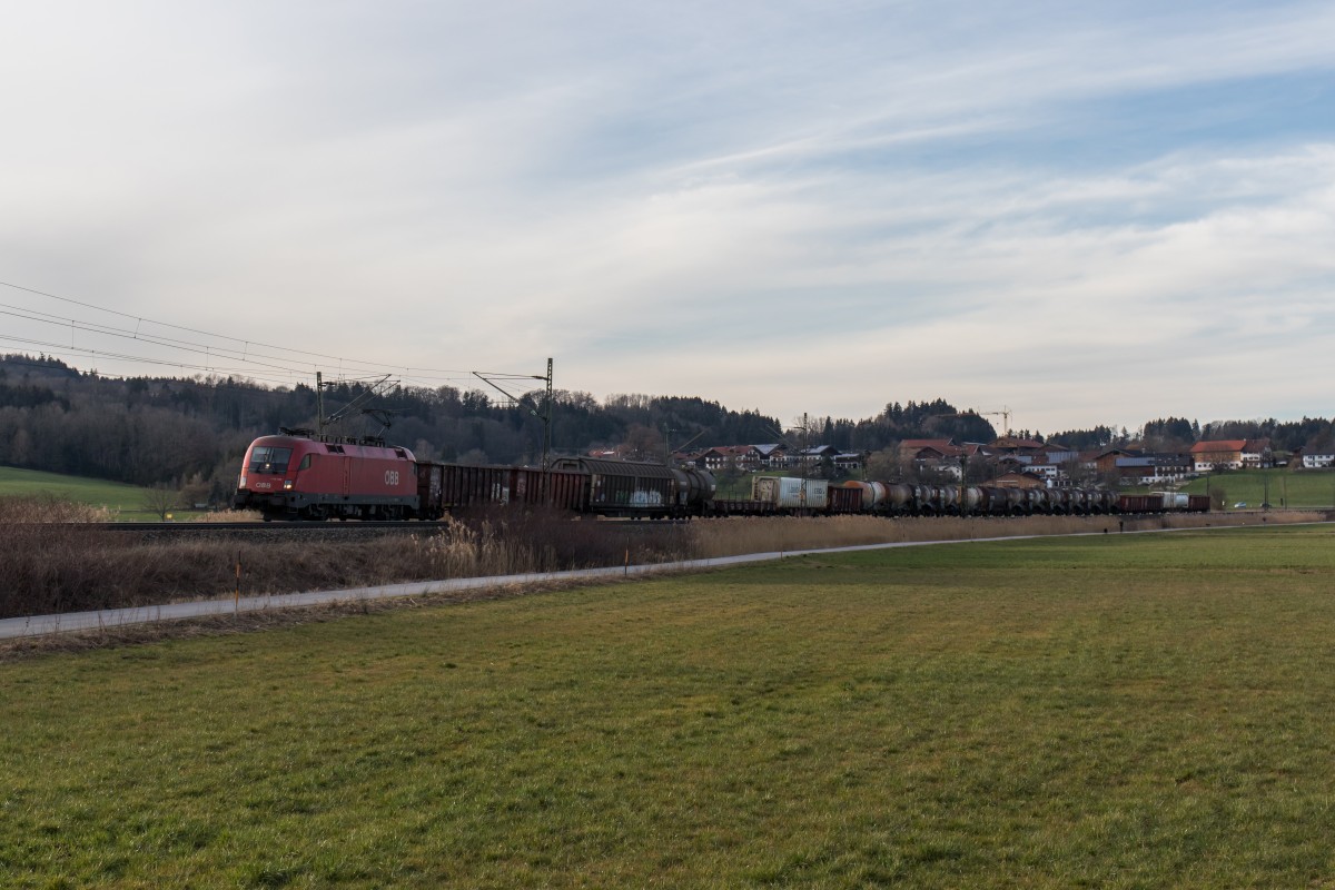 1116 159-5 war am 12. Februar 2016 mit einem gemischten Gterzug bei Bernau am Chiemsee in Richtung Salzburg unterwegs.
