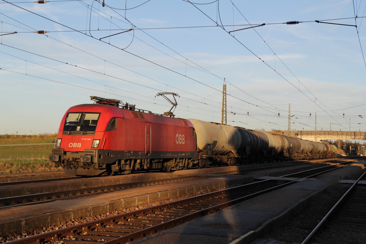 1116 160 mit einem Kesselwagenzug am 20. Mrz 2014 im Bahnhof von Kirchstetten.