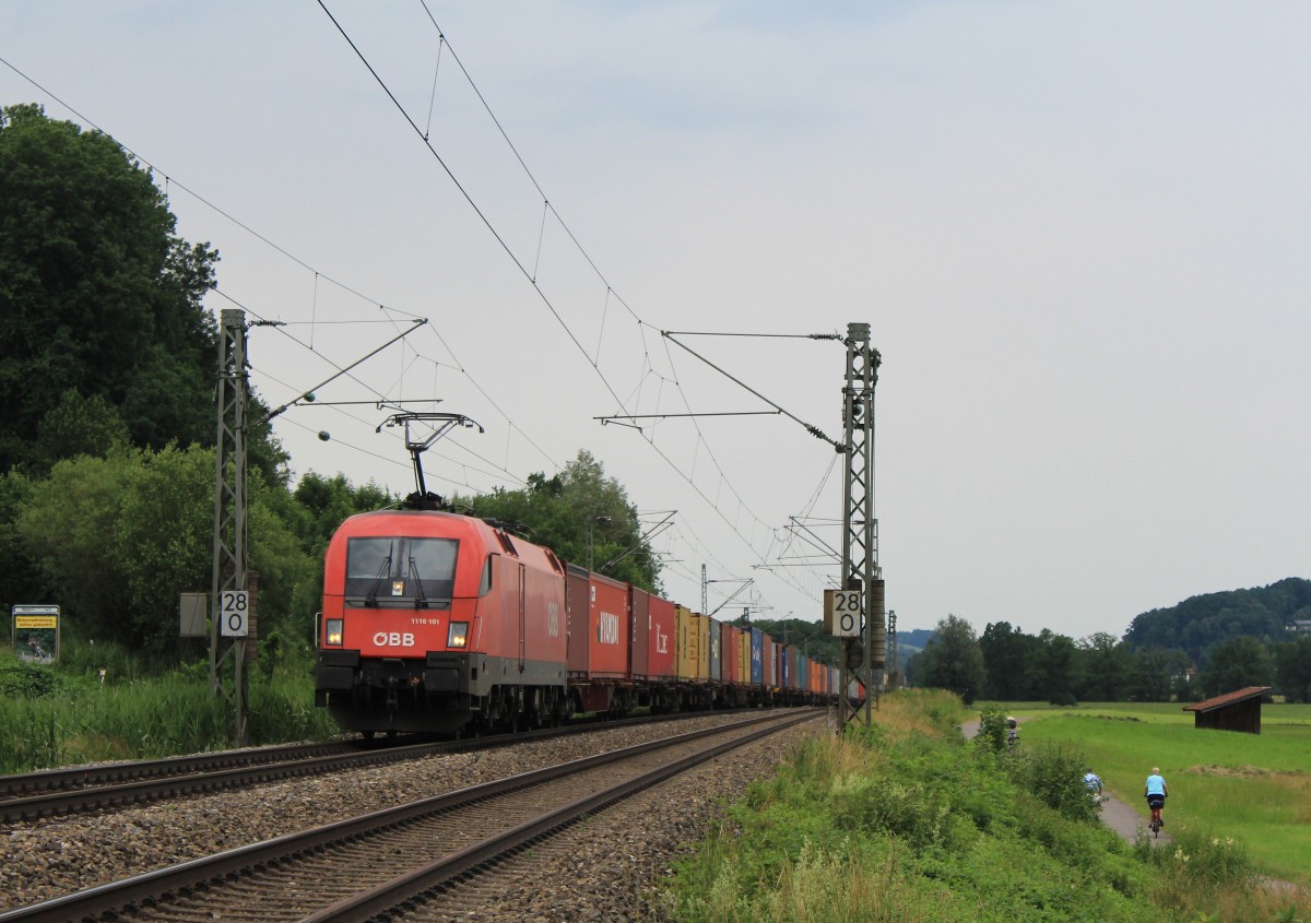 1116 161-9 war am 3. Juli 2013 mit einem Containerzug bei Weisham in Richtung Salzburg unterwegs.