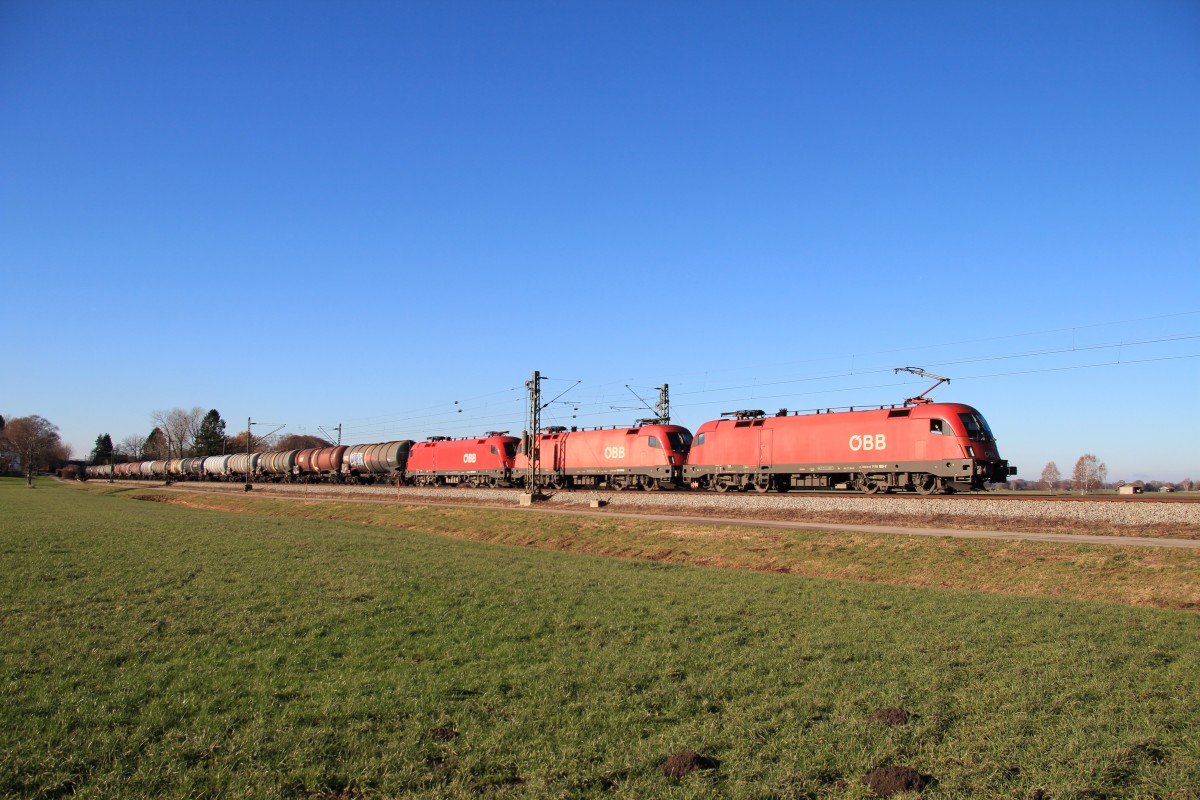1116 163-7 und zwei weitere Loks der Baureihe 1116 waren am 1. Dezember 2013 mit einen Kesselwagenzug bei bersee am Chiemsee in Richtung unterwegs.