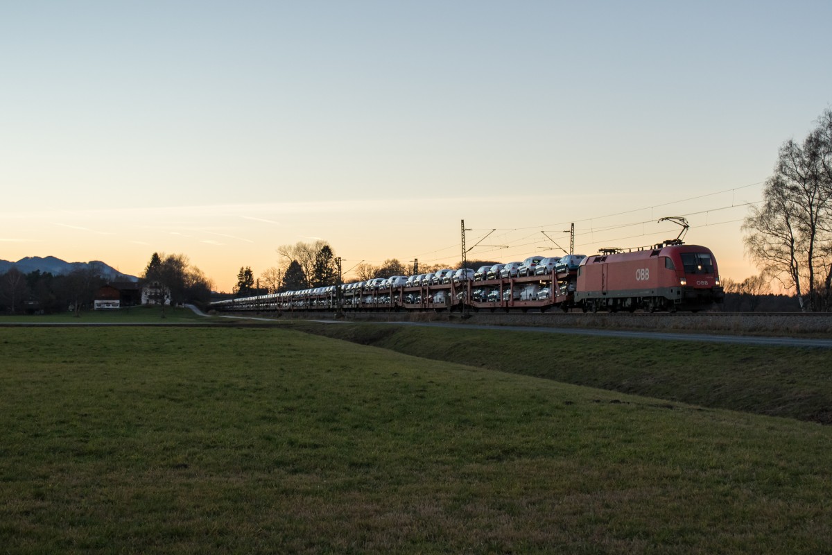 1116 163 mit einem Autozug im letzten Licht des 10. Dezember 2015 bei bersee am Chiemsee.