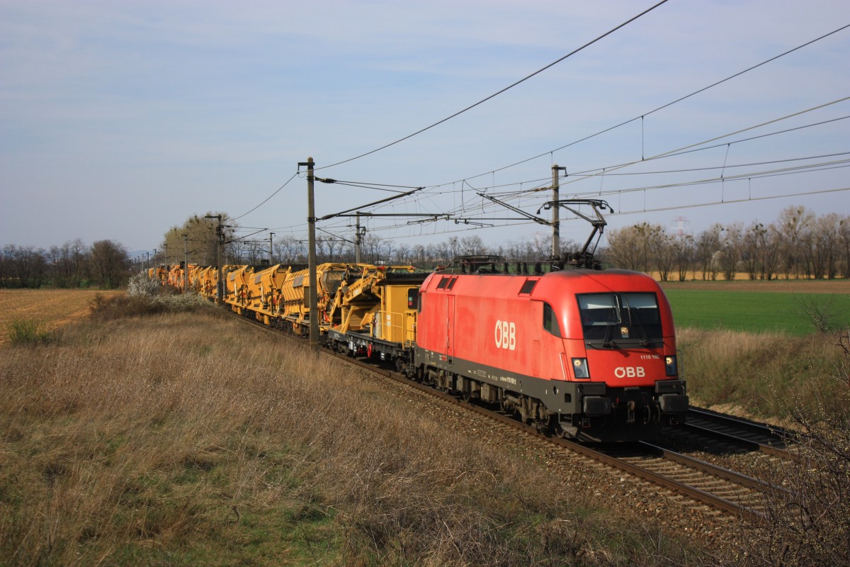 1116 165-2 war am 21. Mrz 2014 mit einem Bauzug in Richtung Gramatneusiedl unterwegs.