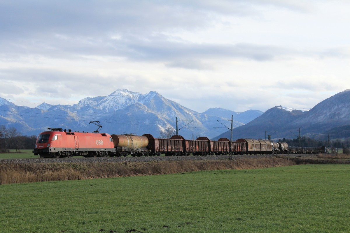 1116 166-8 mit einem gemischten Gterzug aus Salzburg kommend am 2. Januar 2013 bei Weisham.