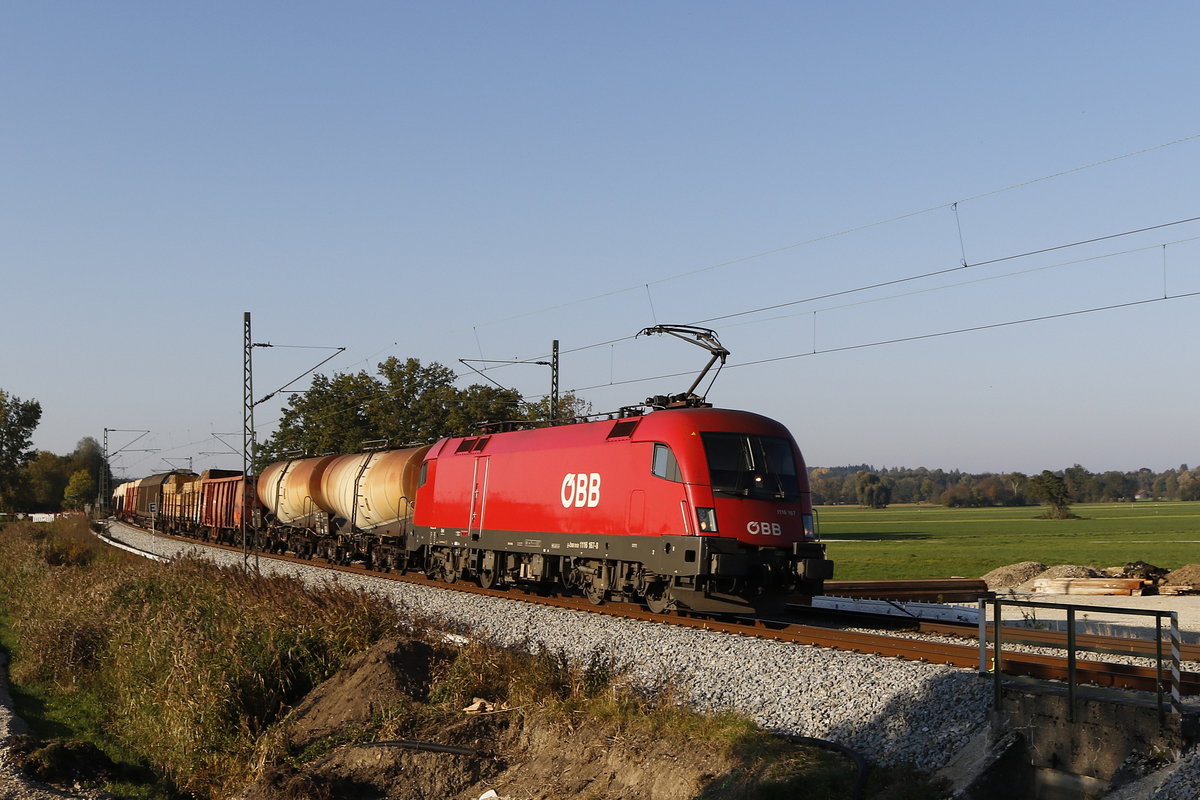 1116 167 war am 13. Oktober 2018 mit einem gemischten Gterzug bei Bernau in Richtung Salzburg unterwegs.