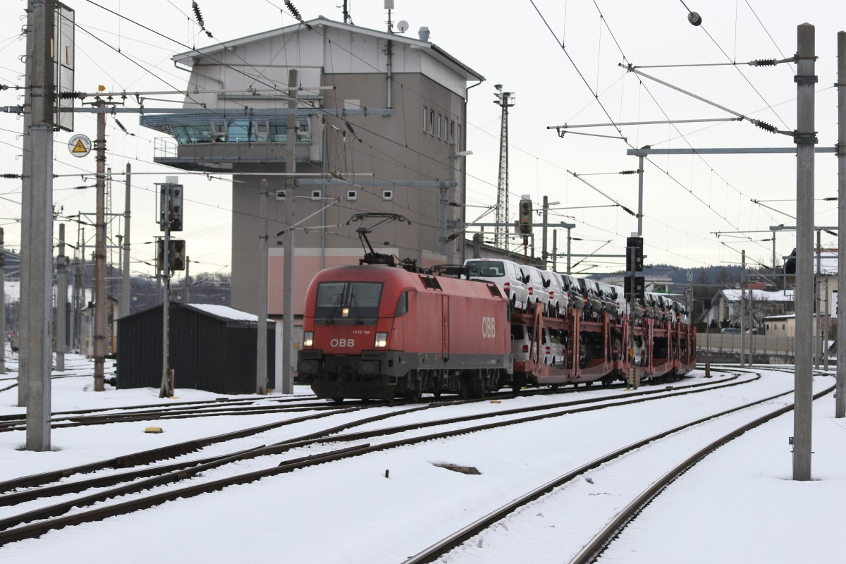 1116 168-6 mit einem Autozug am 5. Januar 2015 in Salzburg-Gnigl.