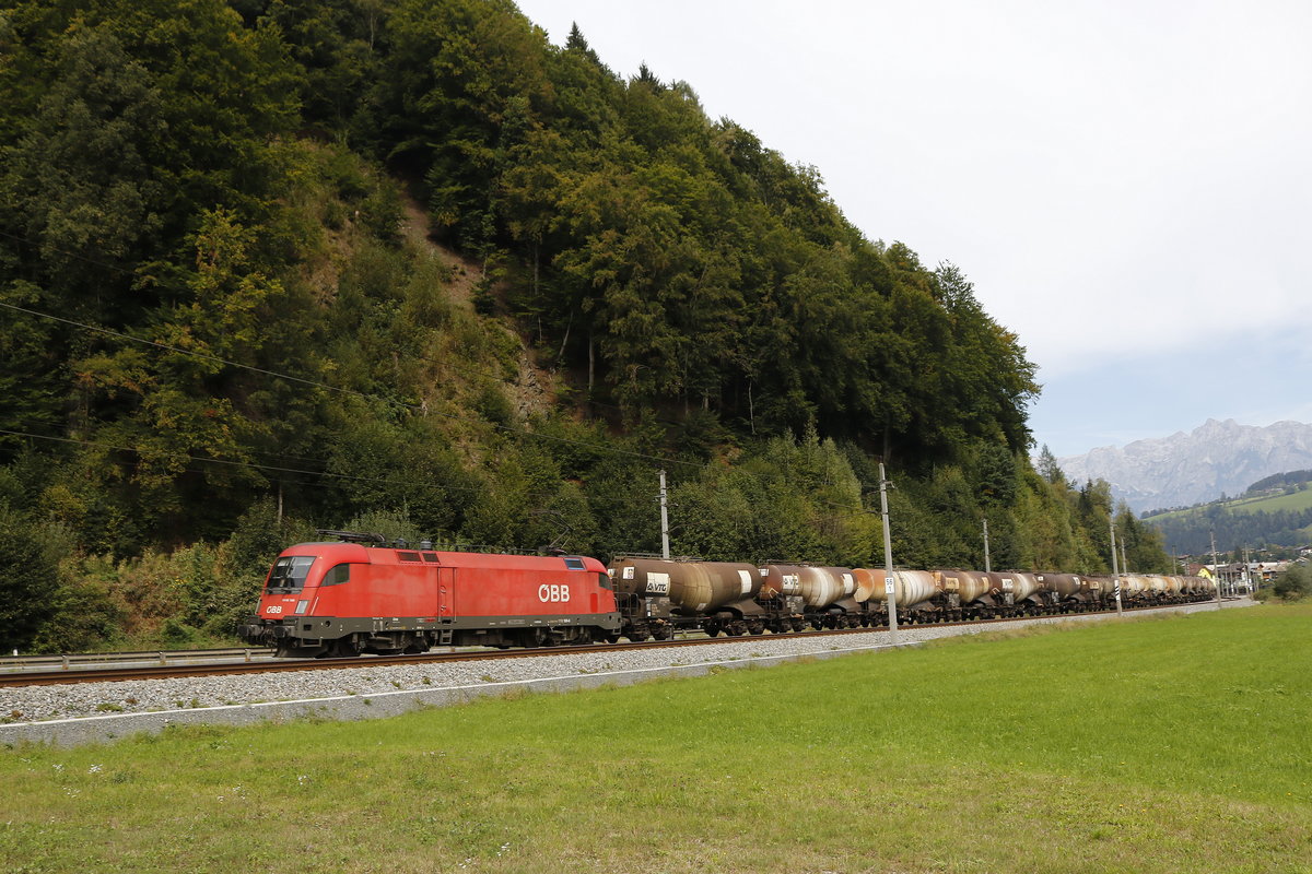 1116 168 mit einem Kesselwagenzug am 11. September 2018 bei Bischofshofen.