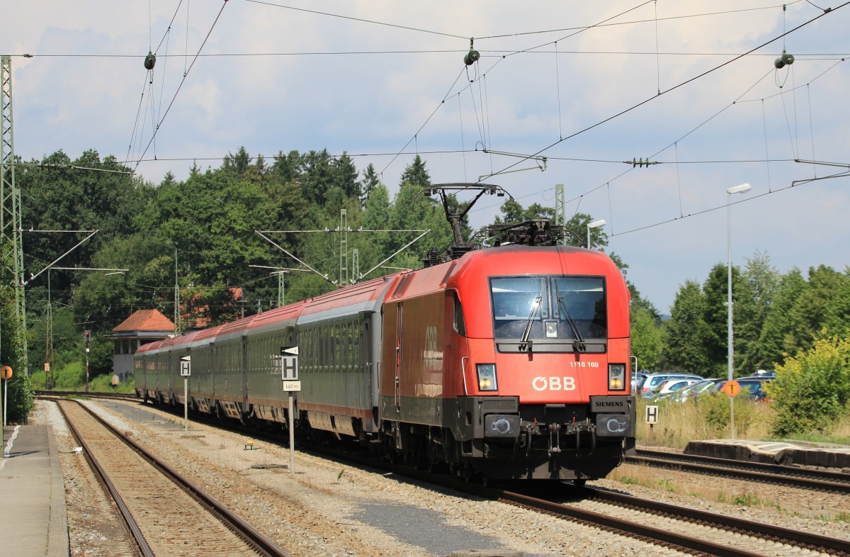 1116 169-2 durchfhrt am 20. August 2013 von Mnchen kommend den Bahnhof von Assling.