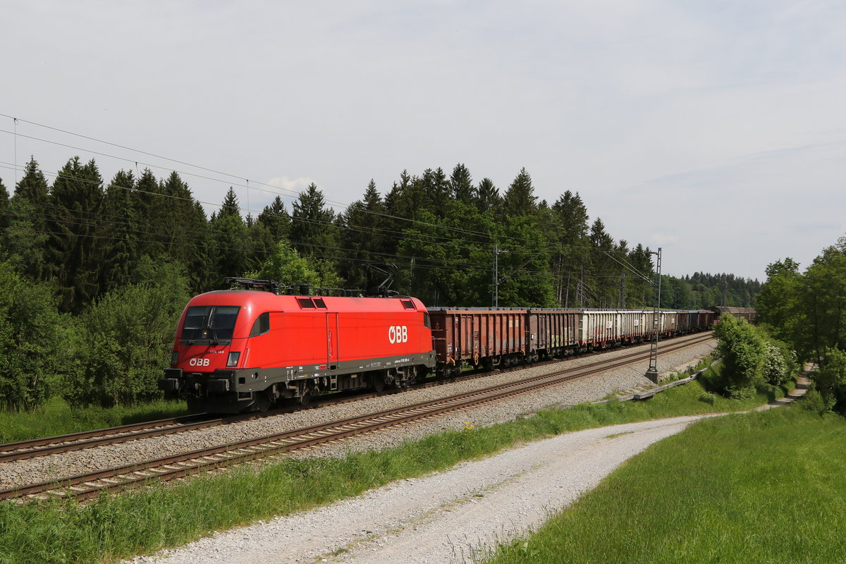 1116 169 mit einem gemischten Gterzug aus Salzburg kommend am 22. Mai 2020 bei Grabensttt.