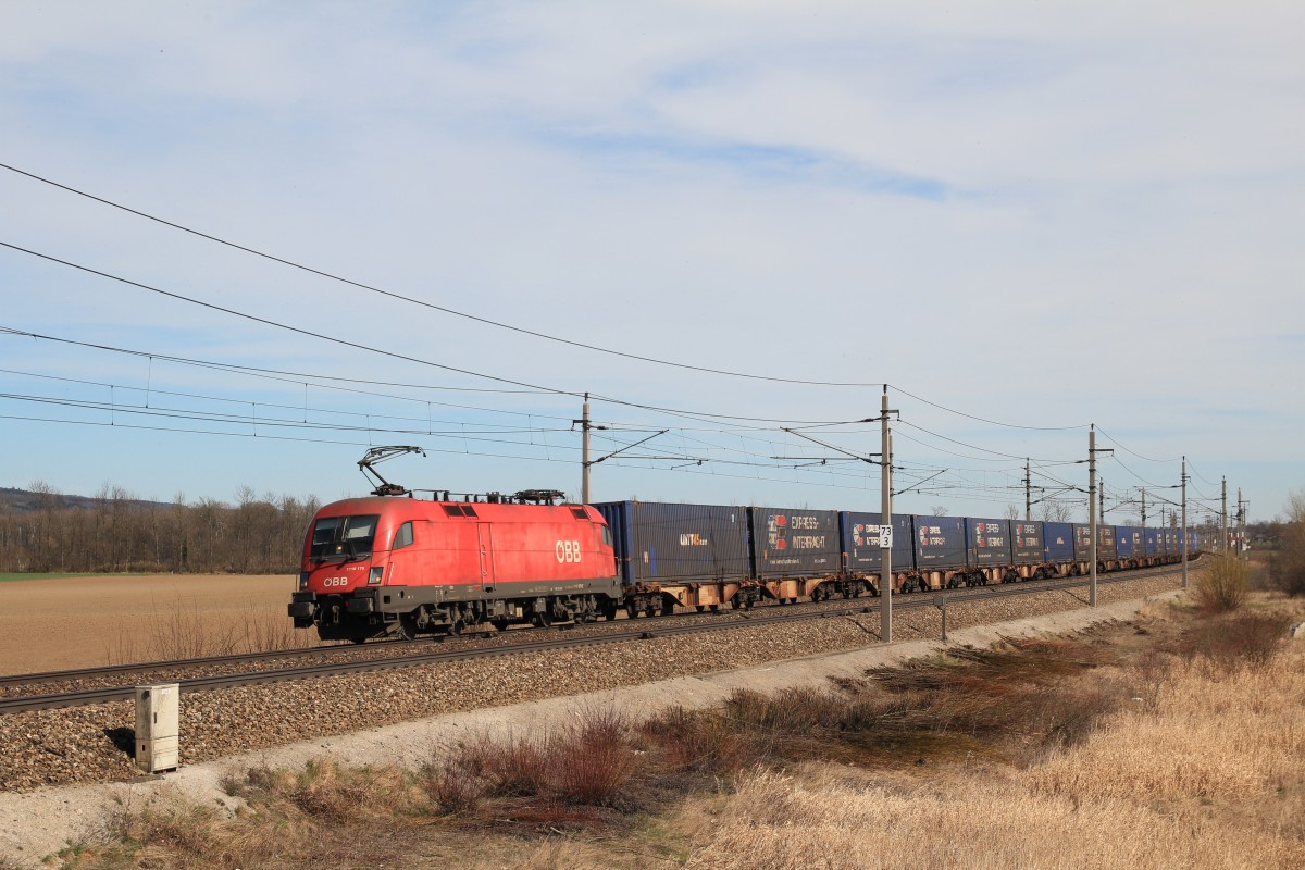 1116 170-2 mit einem Containerzug am 20. Mrz 2014 bei Grosierning.