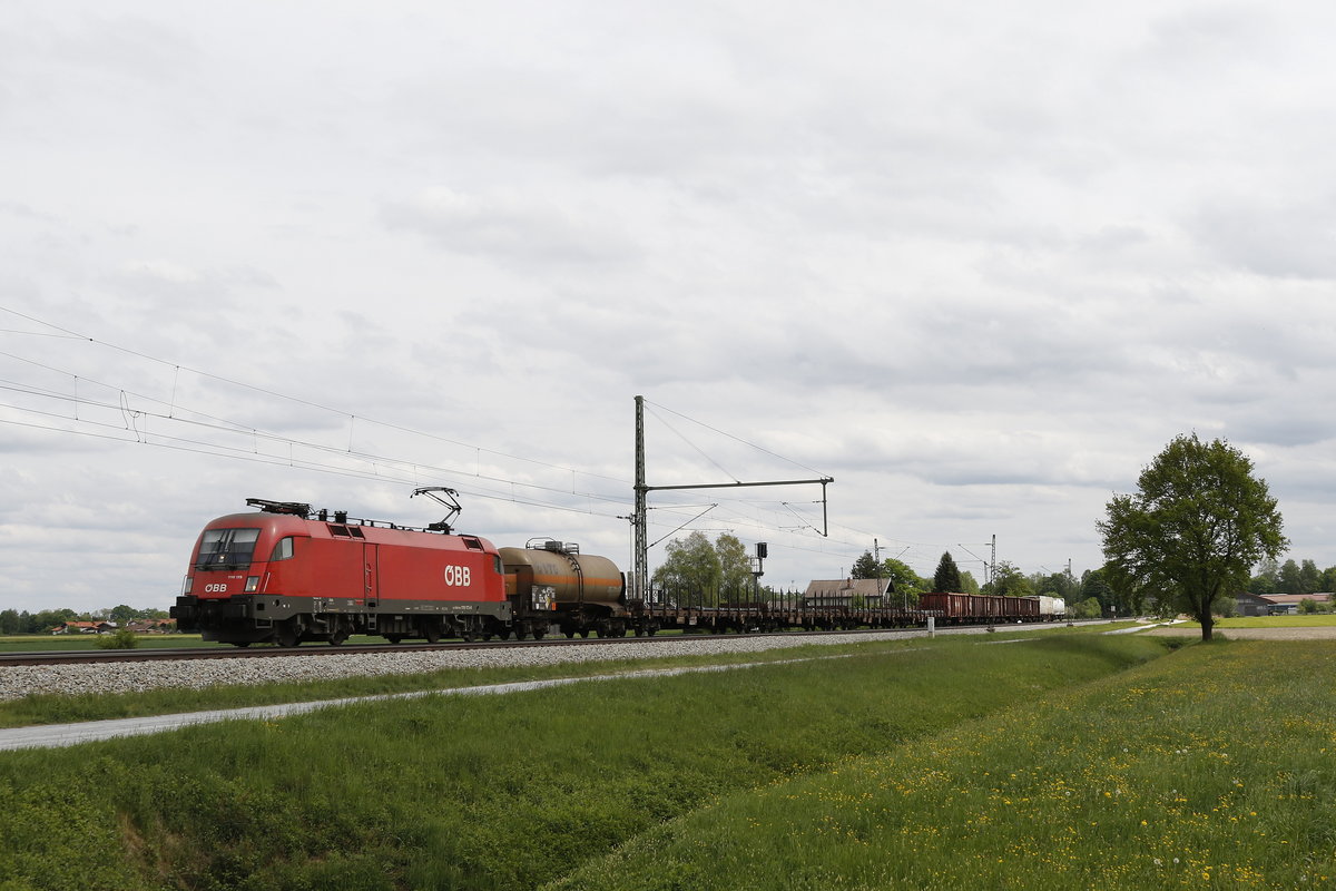 1116 173 mit einem gemischten Gterzug aus Salzburg kommend am 1. Mai 2018 bei bersee.