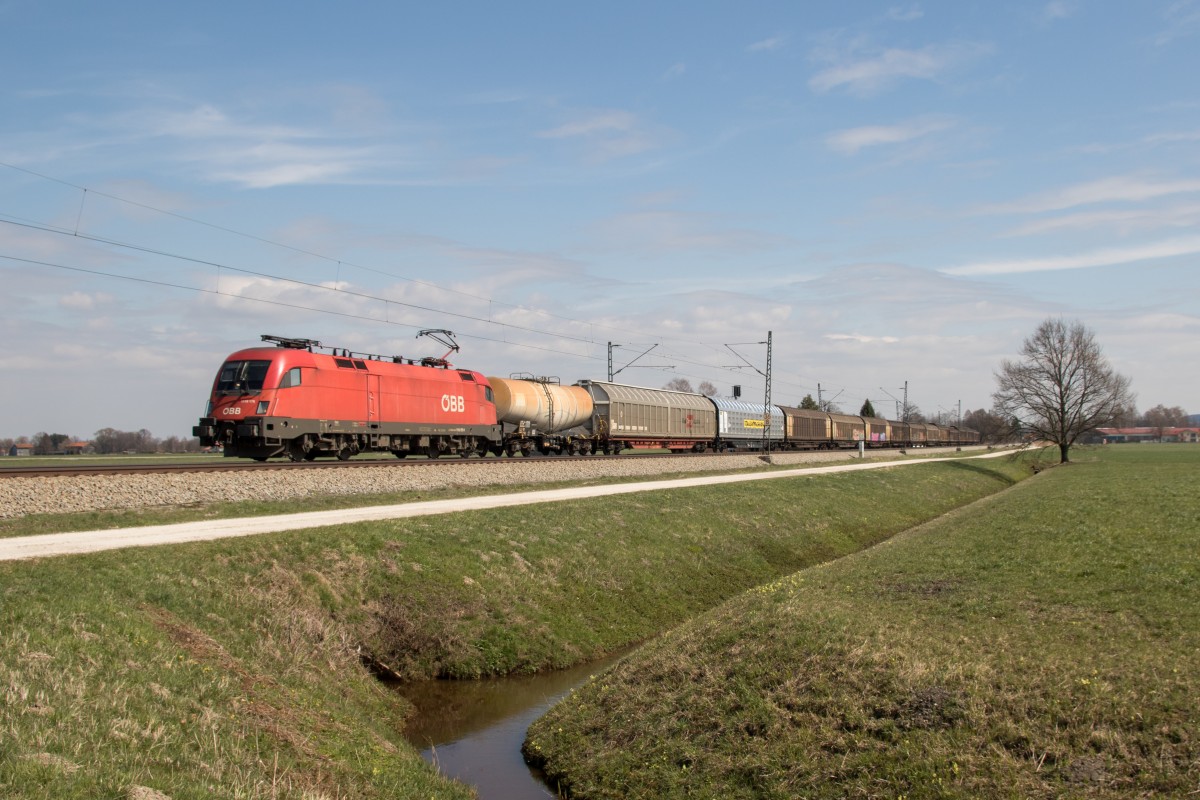 1116 175-9 mit einem gemischten Gterzug aus Salzburg kommend am 8. April 2015 bei bersee.