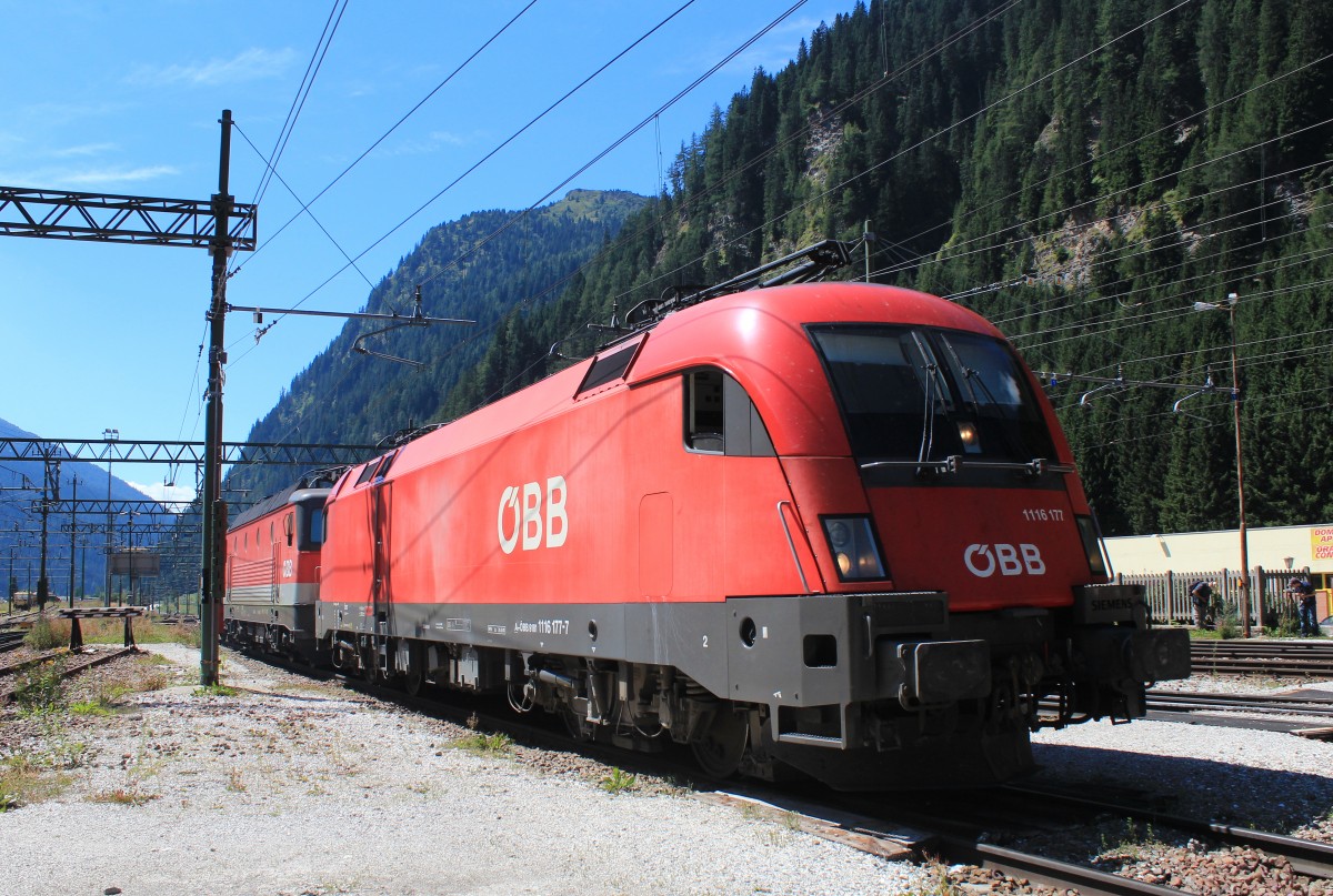 1116 177-5 und 1144 084 bei rangieren im Bahnhof  Brenner  am 16. August 2013.