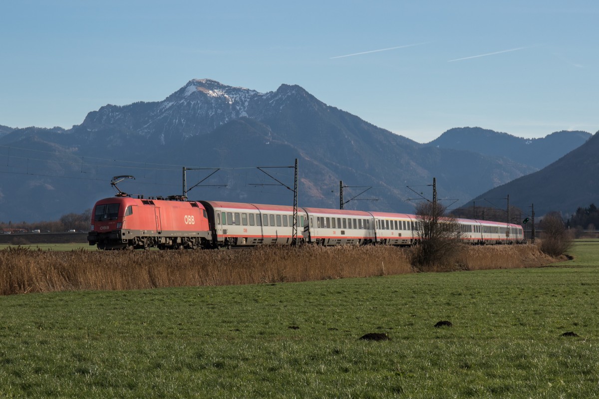 1116 177-7 war am 4. Dezember 2015 bei Weisham in Richtung Salzburg unterwegs.