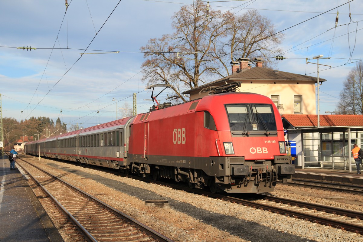 1116 180-1 am 22. Dezember 2013 im Bahnhof von Assling.