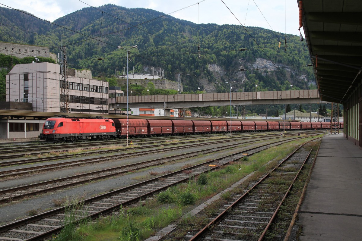 1116 180-1 mit einem Ganzzug am 2. Mai 2014 im Bahnhof von Kufstein.