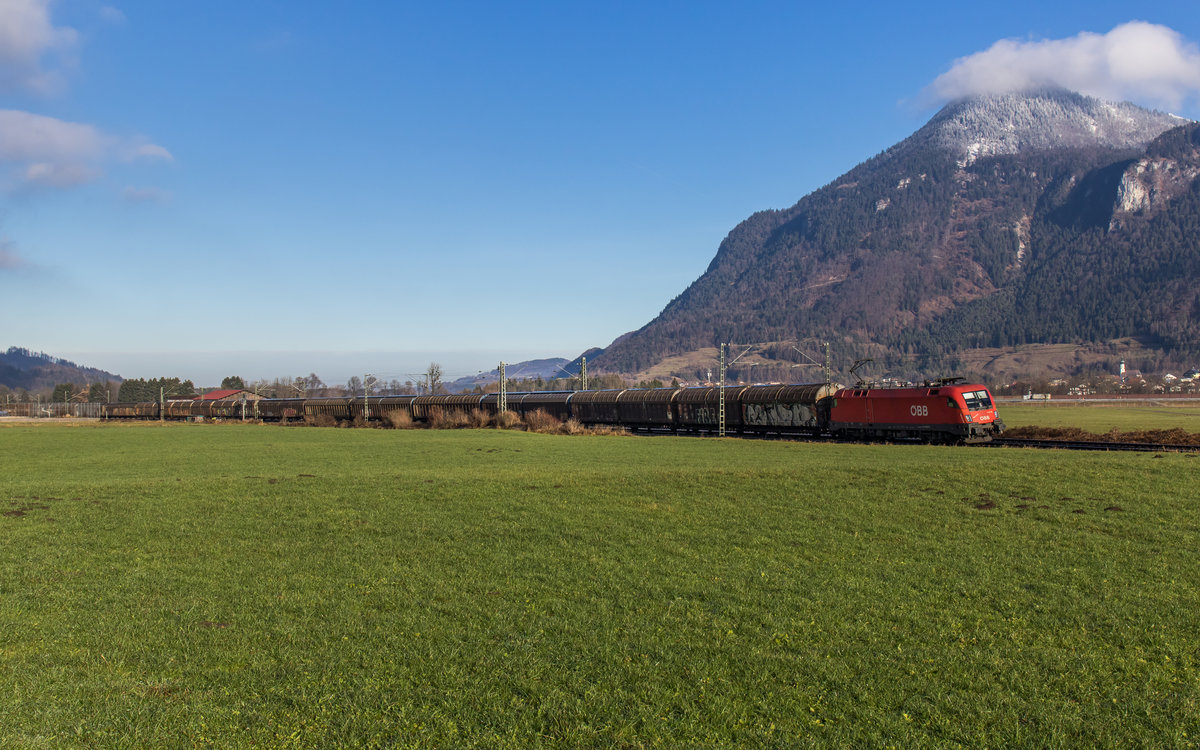 1116 181 war am 13. Dezember 2016 bei Niederaudorf mit einem Gterzug in Richtung Kufstein unterwegs.
