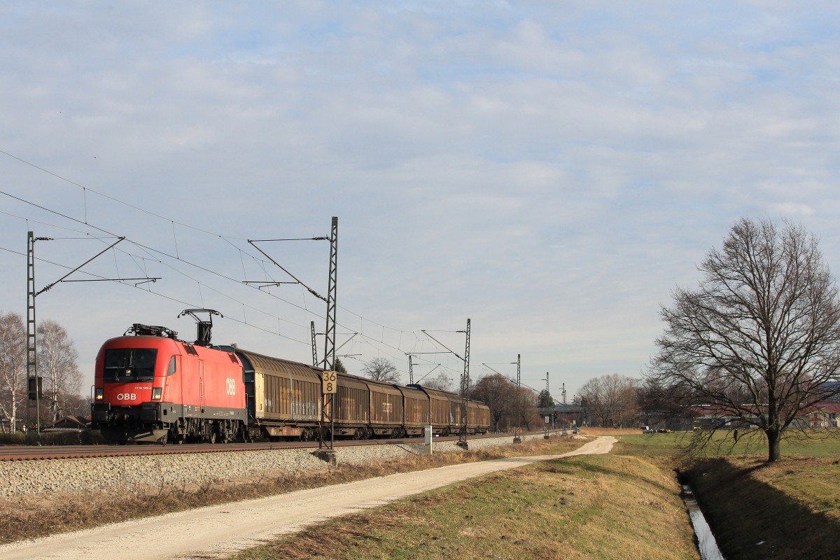 1116 182-7 mit einem Gterzug aus Salzburg kommend am 1. Januar 2013 bei bersee.