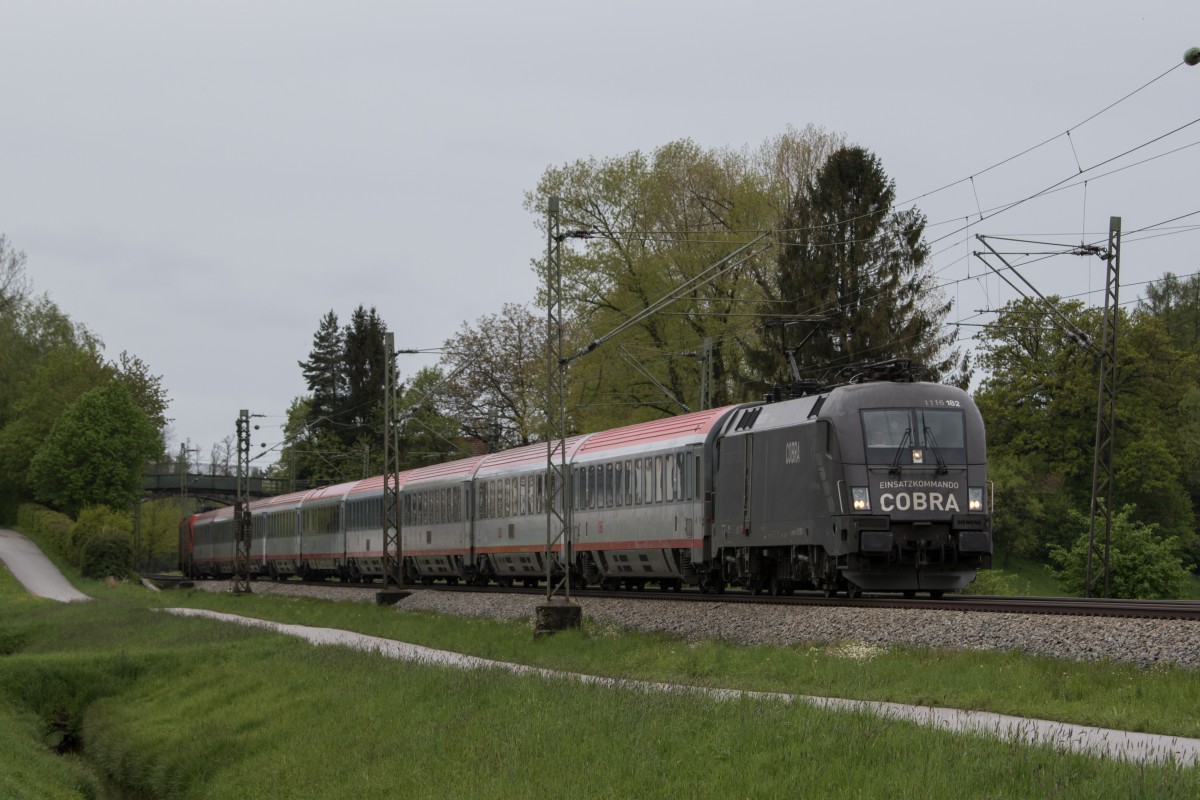 1116 182 der  Cobra -Stier ist am 3. Mai 2015 bei bersee in Richtung Salzburg unterwegs.