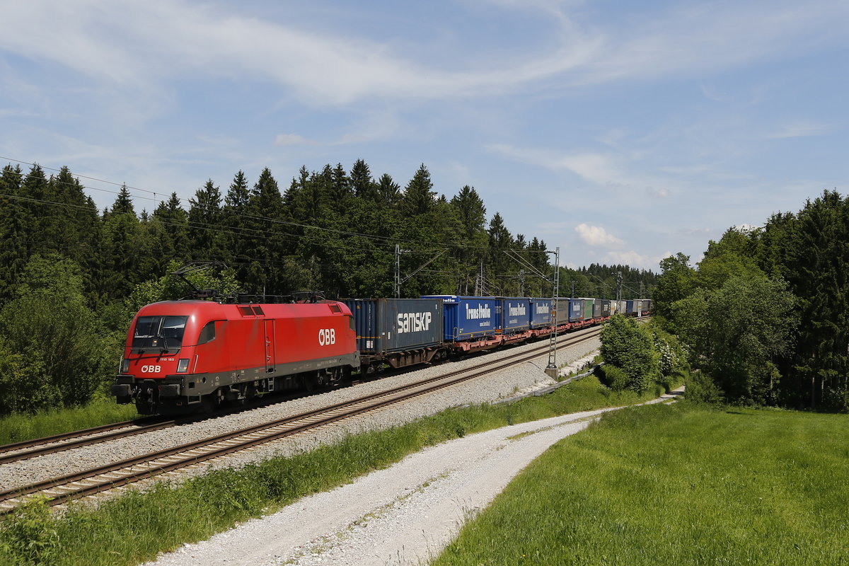 1116 185 war am 2. Juni 2019 bei Grabensttt mit dem ber 380 Minuten vespteten 41848 von Thrl-Maglern nach Krefeld unterwegs.