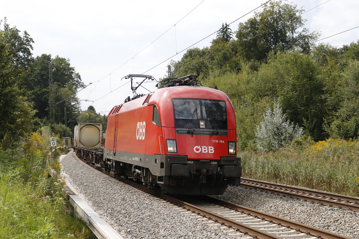 1116 194 war am 15. August 2018 mit einem KLV bei Grabensttt in Richtung Salzburg unterwegs.