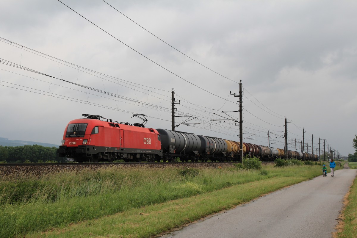 1116 196-7 mit einem Kesselwagenzug am 29. Mai 2014 bei Grosierning.