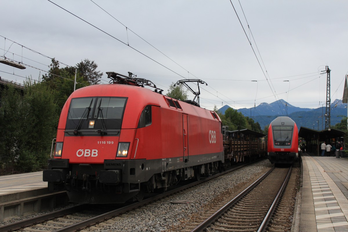1116 199-1 muss mit einem Stahlzug im Bahnhof von Prien am Chiemsee auf ein freies Gleis warten. 'aufgenommen am 14. September 2013.