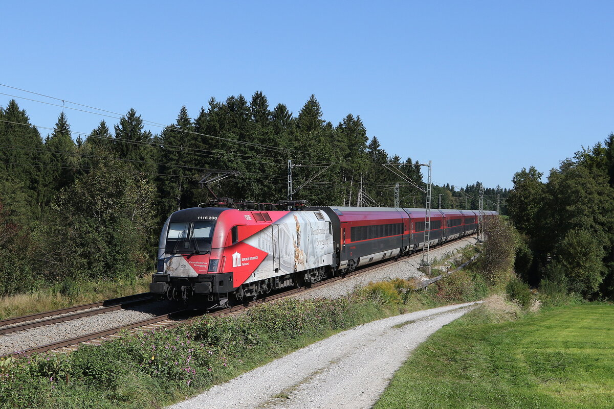 1116 200  Demokratie  schob am 25. September 2021 einen Railjet in Richtung Salzburg.