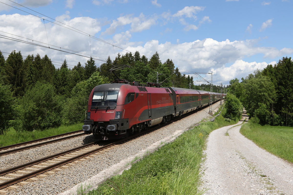 1116 204 schob am 24. Mai 2020 einen  Railjet  bei Grabensttt in Richtung Salzburg.
