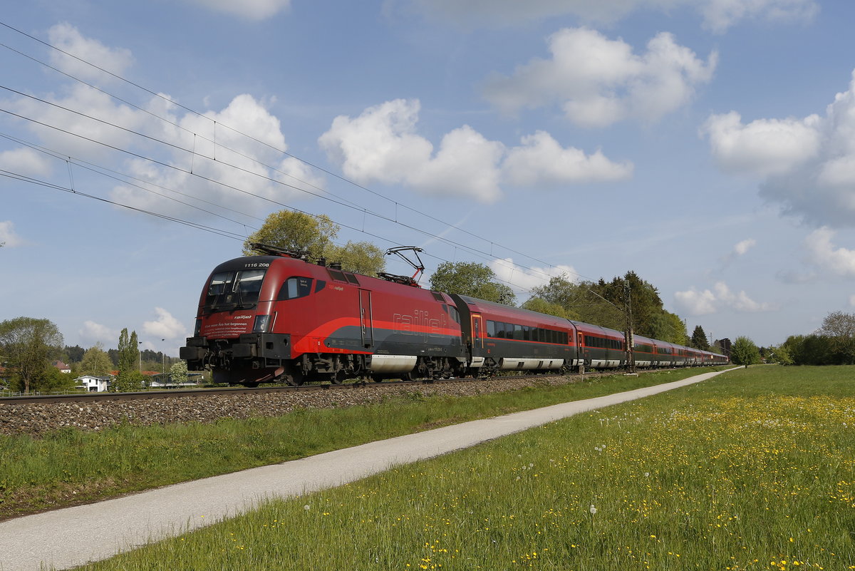 1116 208 mit einer Doppel-Railjet-Garnitur am 7. Mai 2019 kurz nach Prien am Chiemsee.