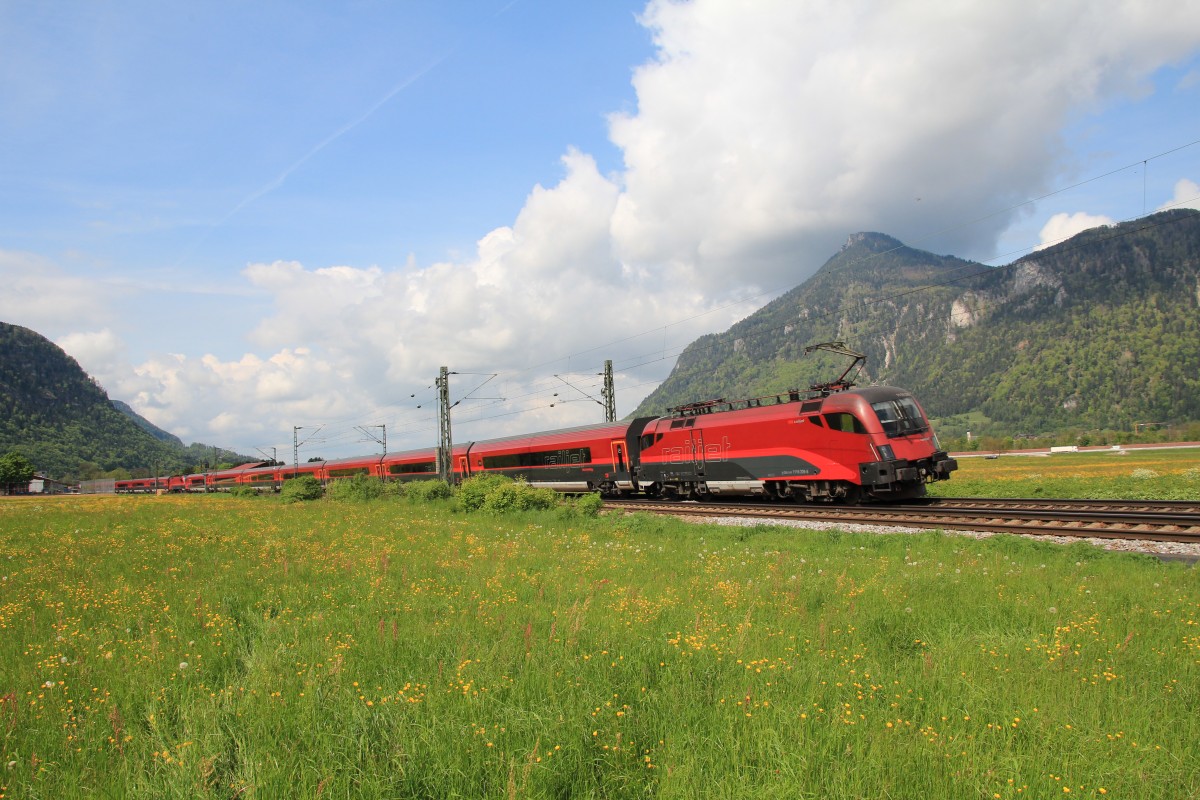 1116 209-8 auf dem Weg nach Innsbruck am 2. Mai 2014 bei Oberaudorf im Inntal.