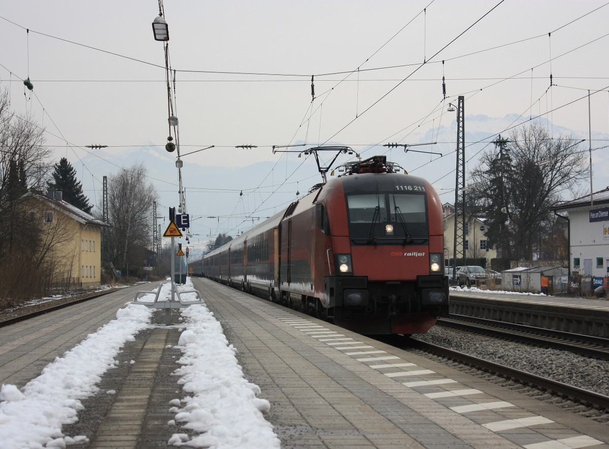 1116 211-4 durchfhrt am 28. Mrz 2013 den Bahnhof von Prien am Chiemsee.