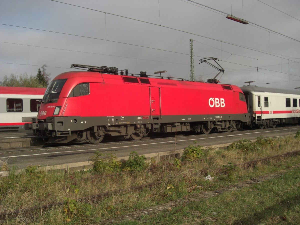 1116 212-0 am 16. November 2008 im Bahnhof von bersee.