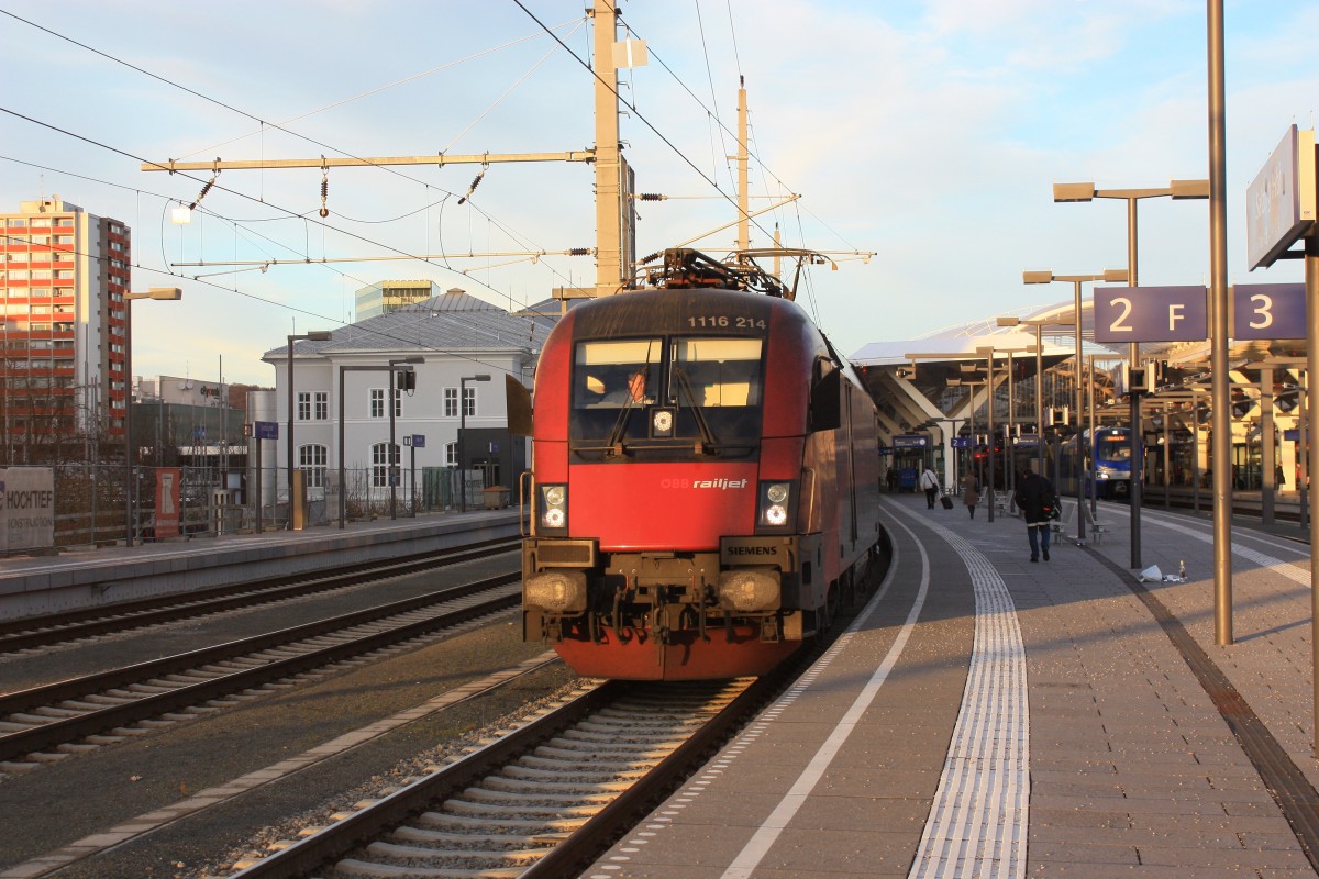 1116 214-8 bei der Ausfahrt aus dem Salzburger Hauptbahnhofs am 6. Januar 2014.
