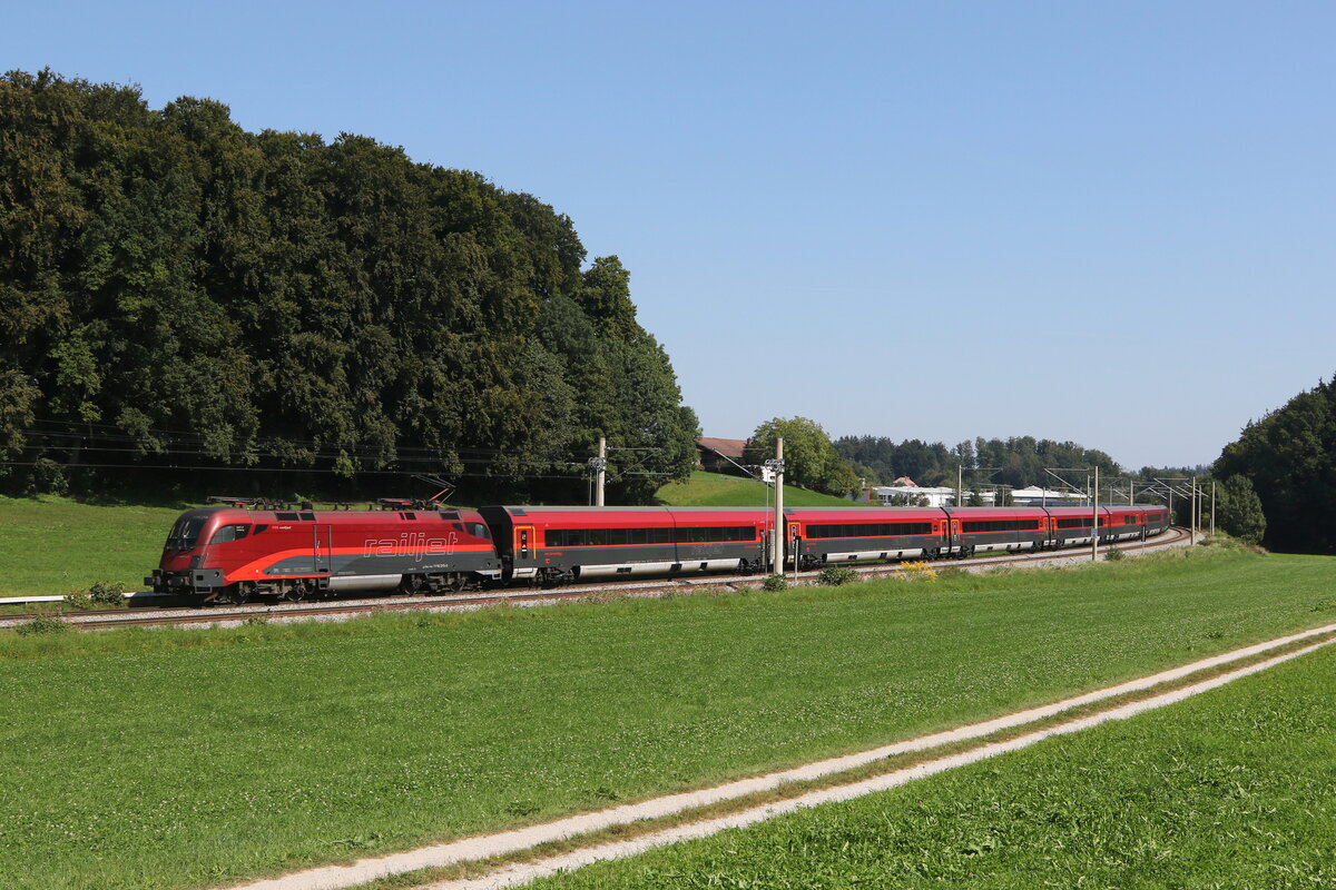 1116 215 war am 10. September 2023 bei Axdorf in Richtung Innsbruck unterwegs.