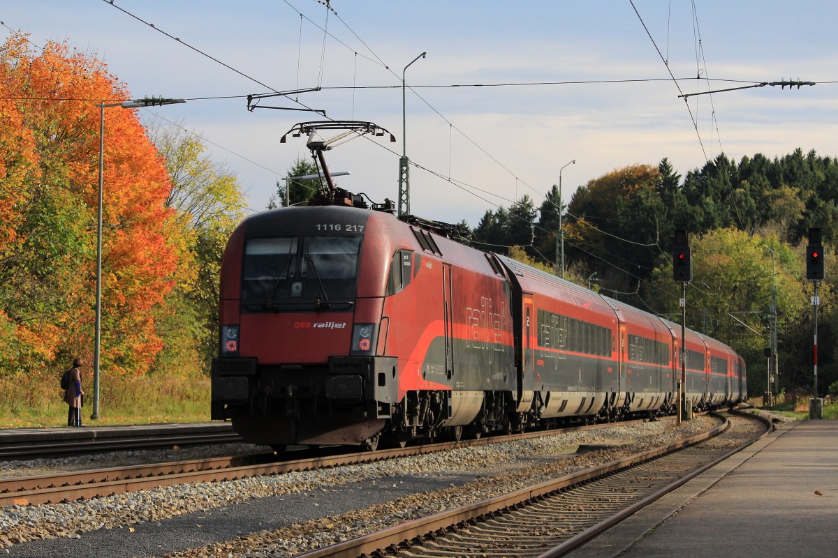 1116 217-9 bei der Ausfahrt aus dem Bahnhof von Assling am 14. Oktober 2012.