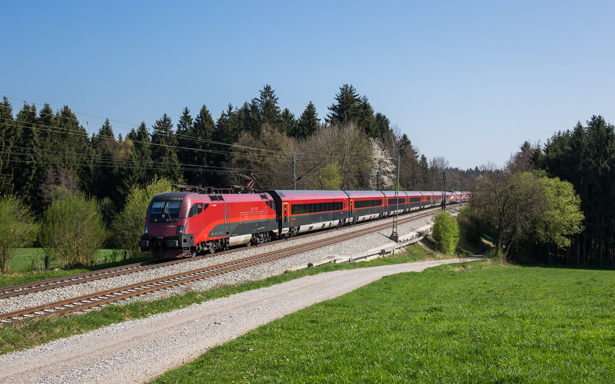 1116 217 mit einem Railjet aus Salzburg kommend am 9. April 2017 bei Grabensttt.