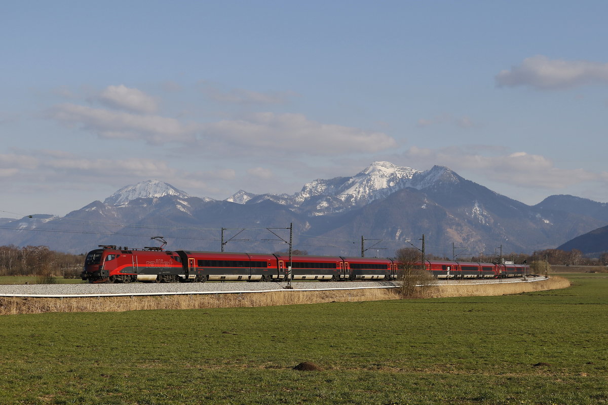 1116 217 war am 20. Mrz 2019 mit einer  Railjet -Doppelgarnitur bei Bernau am Chiemsee von Salzburg kommend nach Innsbruck unterwegs.