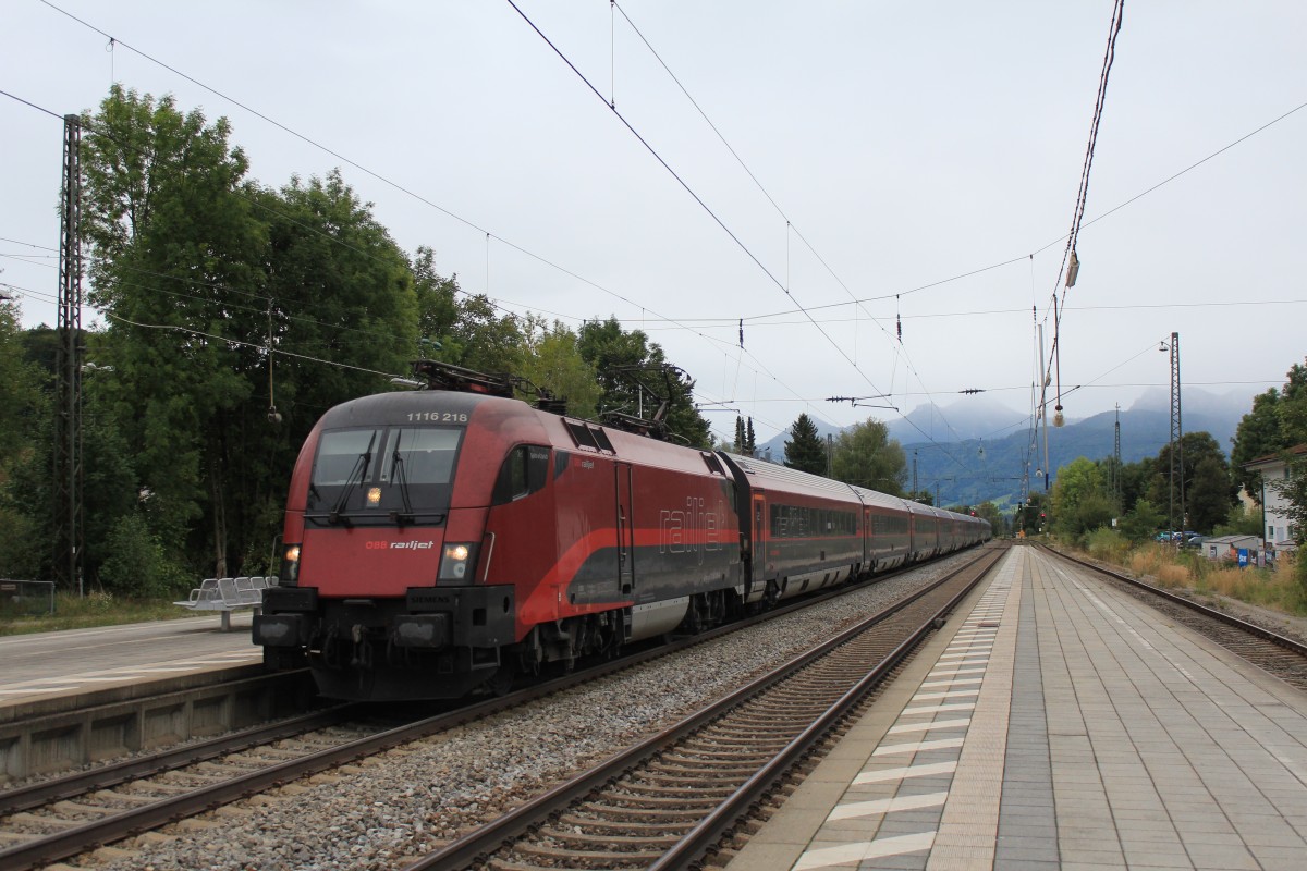 1116 218-9 durchfhrt am 14. September 2013 den Bahnhof von Prien am Chiemsee.