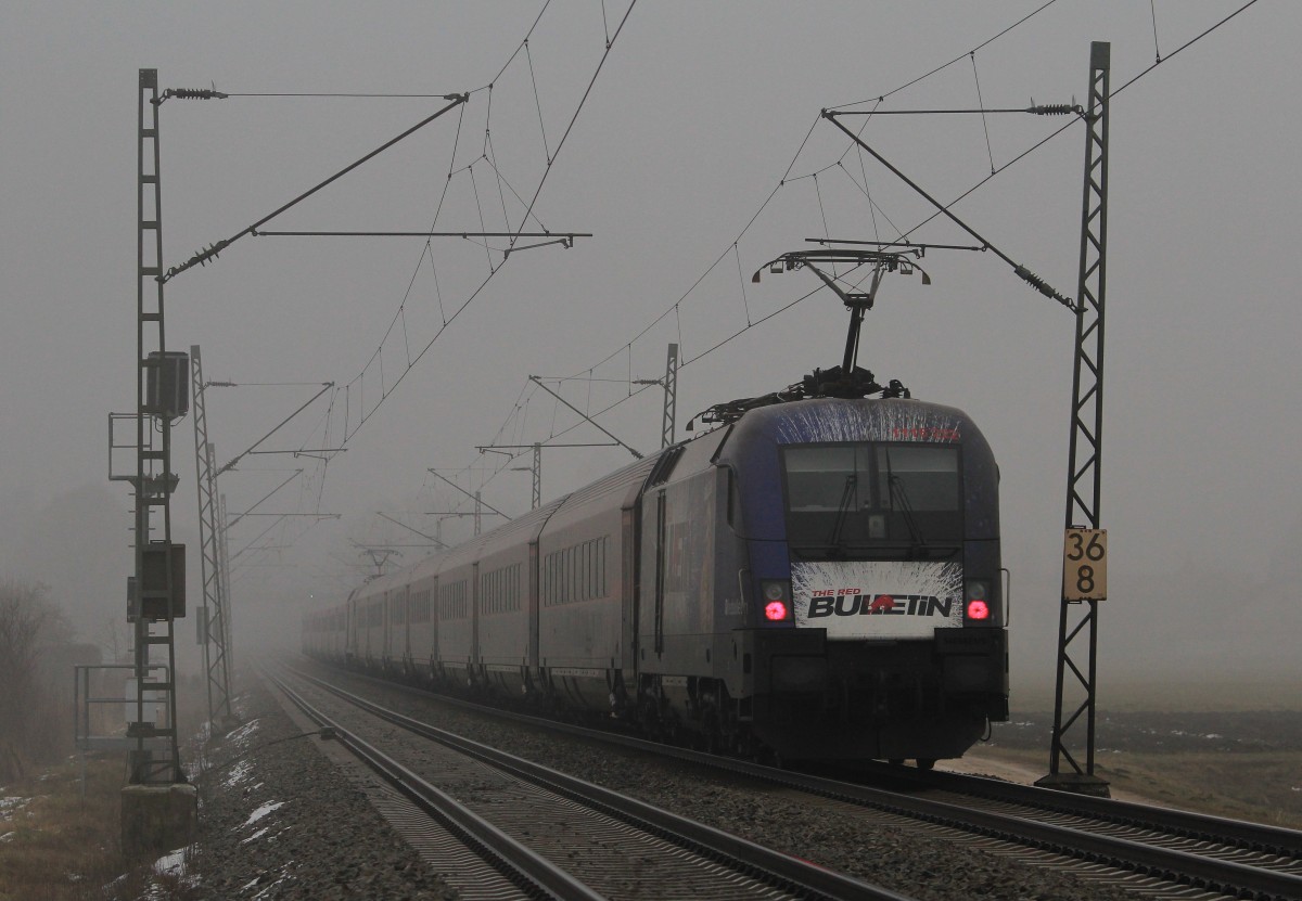 1116 222 am Zugende eines Railjets verschwindet am 2. Februar 2013 bei Übersee gleich im Nebel.